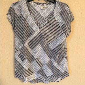Dana Buchman Black and White Geometric V-Neck Short Sleeve Top
